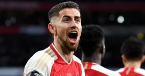 Jorginho se machuca durante partida do Arsenal e gera preocupação no Flamengo