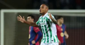 Ex-jogador do Flamengo faz gol contra o Barcelona e movimenta a briga pelo título do Campeonato Espanhol
