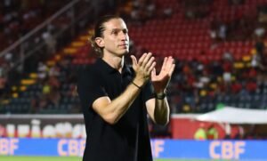 Confira a situação atual dos 3 jogadores afastados por Filipe Luís no Flamengo.
