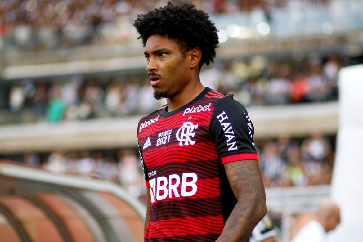 Vasco demonstra interesse em Vitinho, ex-jogador do Flamengo e disponível no mercado