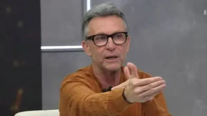 Após controvérsia no Flamengo, Neto critica Filipe Luís e sugere novo destino para Pedro.