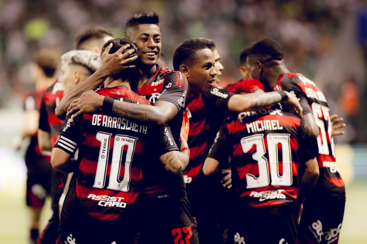 Brasileirão retorna! Flamengo lidera tanto nos rankings individuais quanto nos coletivos da competição.