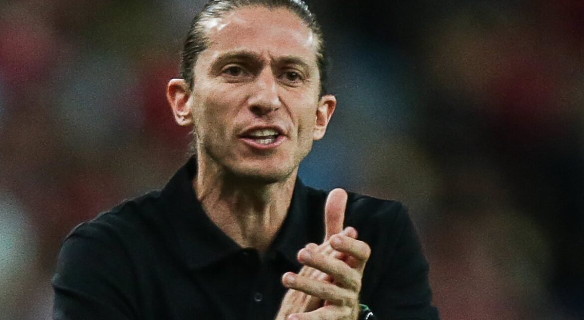 Filipe Luís renova contrato com o Flamengo até 2026