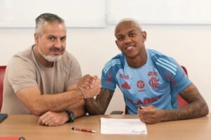 Flamengo recompensa Wallace Yan com aumento salarial após início impressionante.