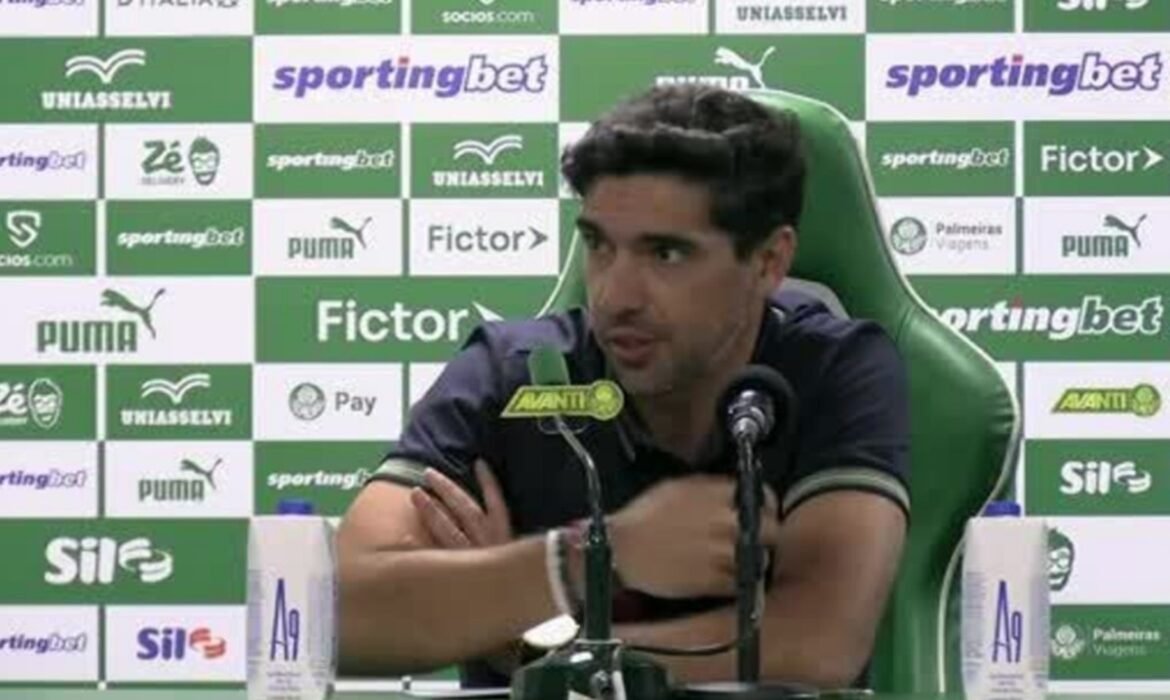 Abel Ferreira menciona o bicampeonato mundial sub-20 do Flamengo durante a coletiva.