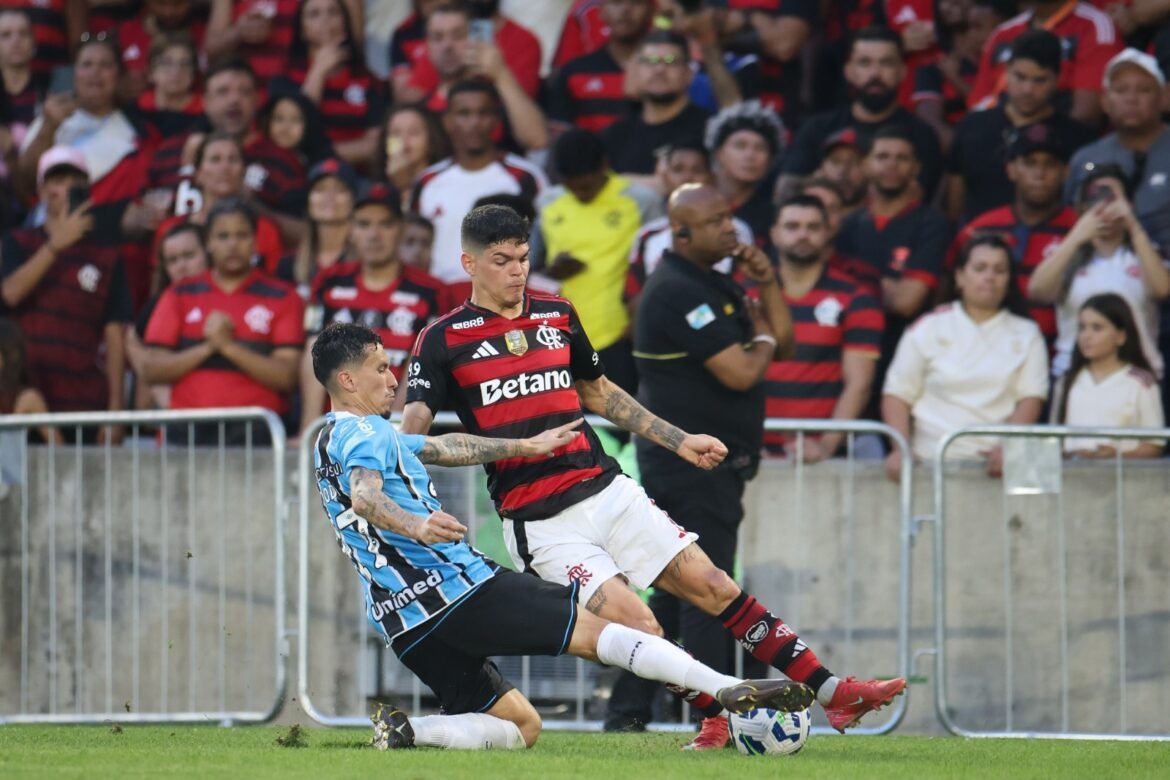 Ayrton Lucas e Viña: Filipe Luís explica sua opção e a ausência do jogador uruguaio.