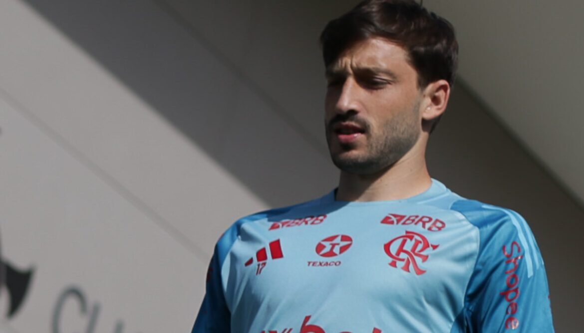 Com o retorno de Viña e uma nova ausência, Flamengo lista os convocados para o confronto contra o Vitória.