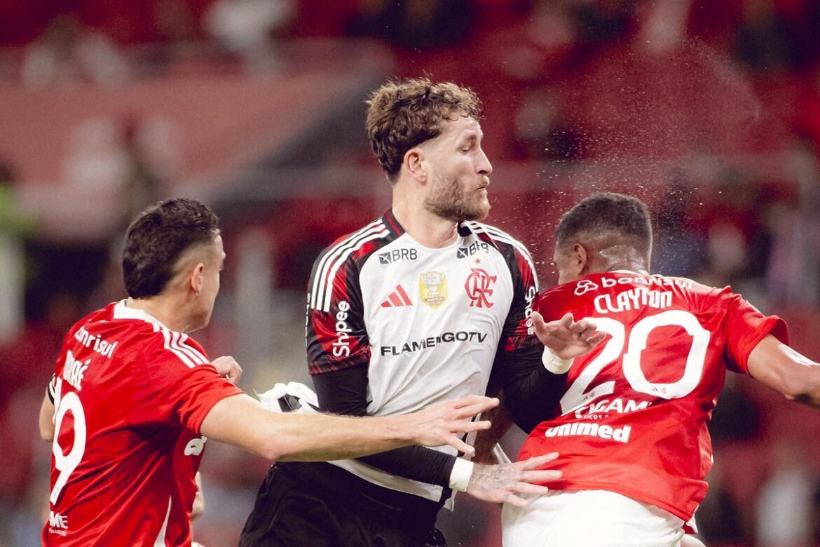 Desfalques de Internacional e Flamengo: o time colorado enfrenta mais ausências que o Rubro-Negro.