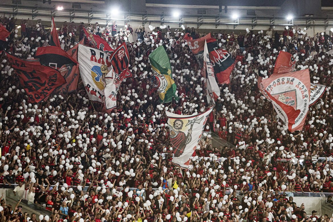 Estádio lotado! Torcida do Flamengo esgota ingressos para o confronto contra o Grêmio no Brasileirão.