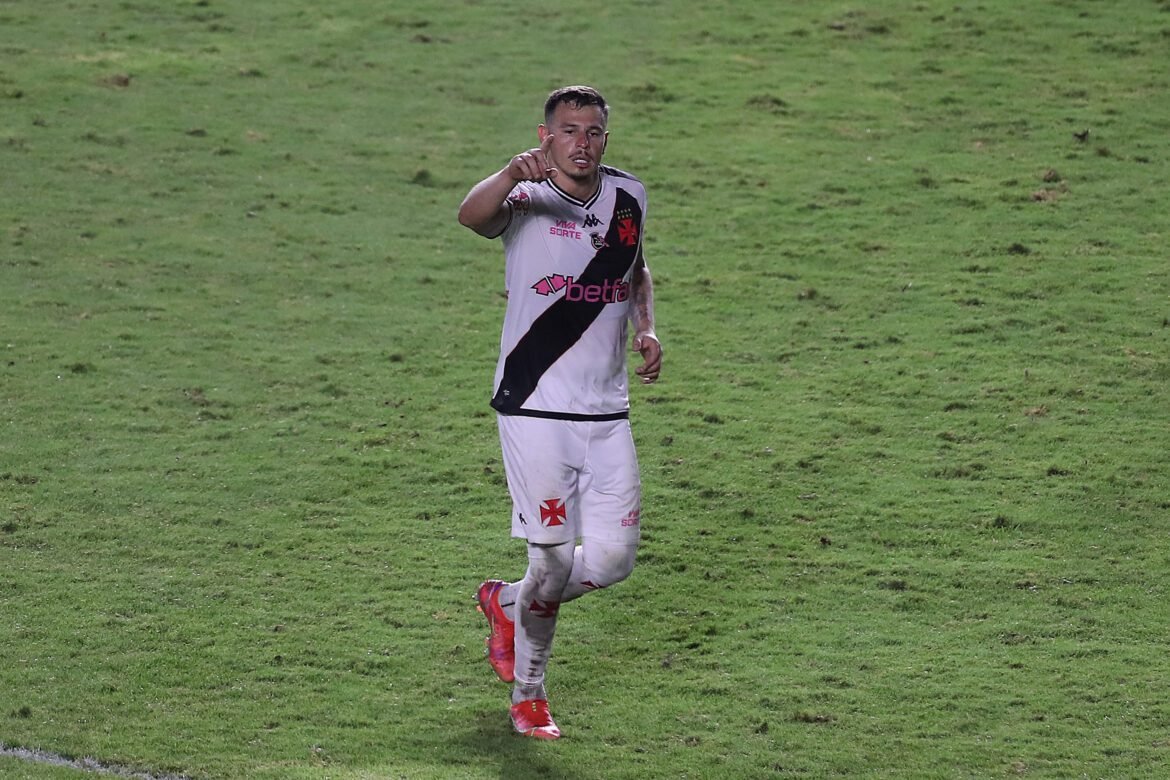 Fernando Diniz ressalta a vivência de Hugo Moura, formado nas categorias de base do Flamengo, na defesa.