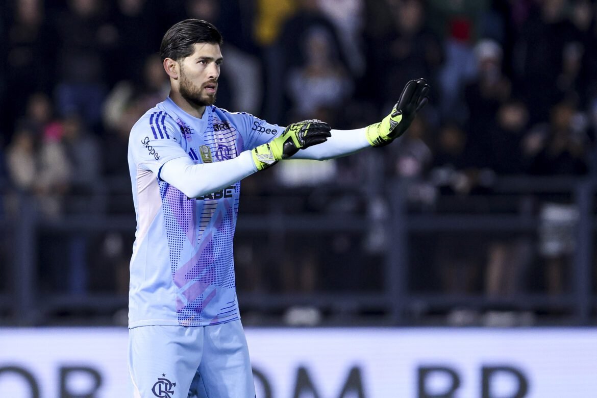 Flamengo planeja estender contrato com o goleiro Rossi.