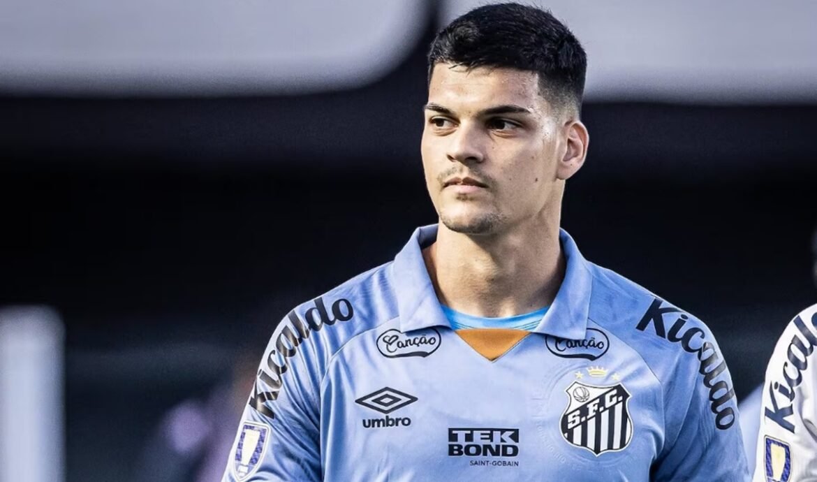 Goleiro Brazão se destaca no Santos e chama a atenção do Flamengo