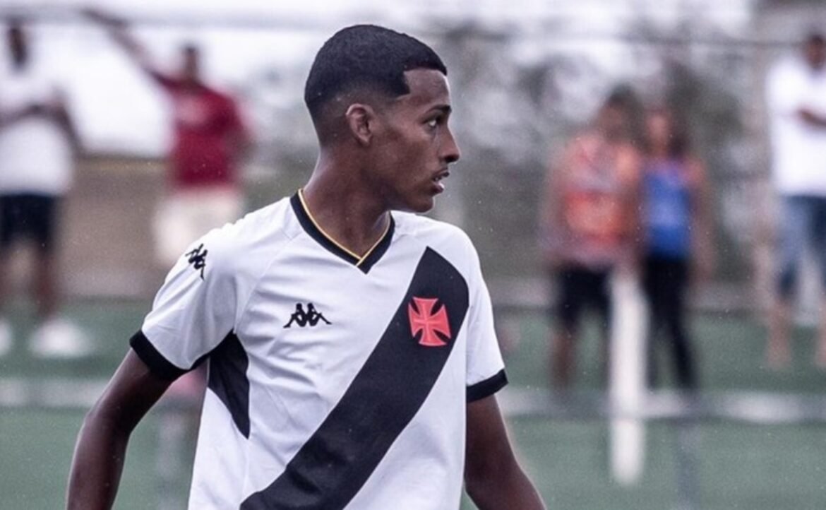 Kaio Júnior fecha contrato com o Flamengo após passagens por Vasco e Juventude.