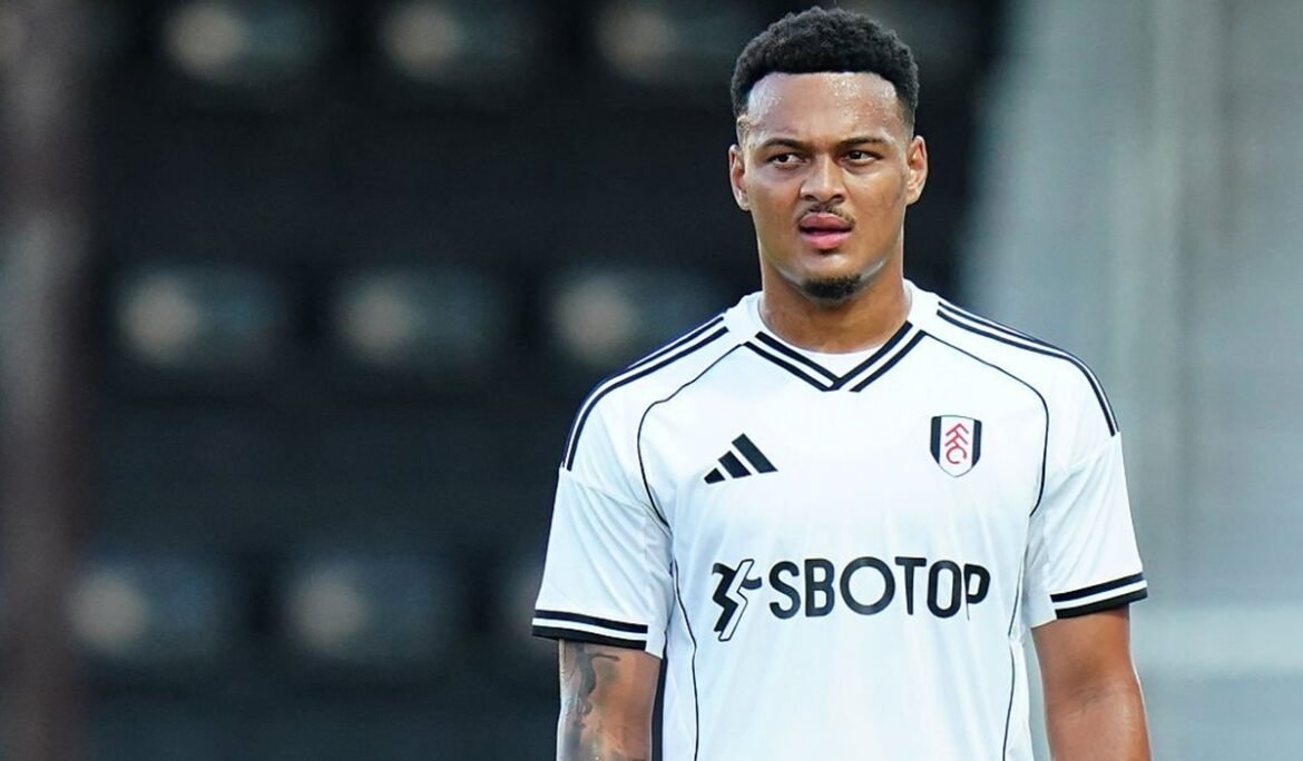 Muniz entra no final e observa rival se destacar na tabela do Fulham.