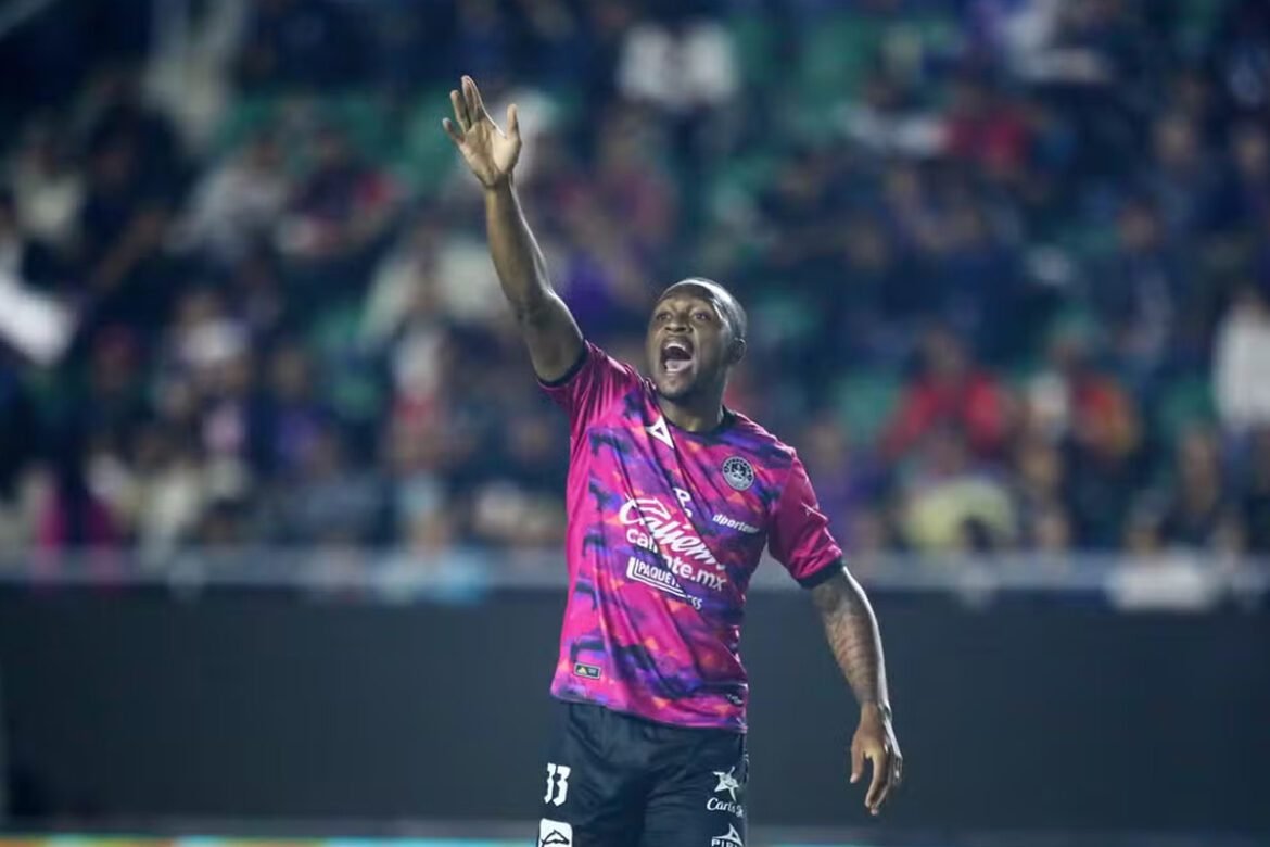 Samir deixa o México e já inicia treinos no novo clube após cruzar o Atlântico.
