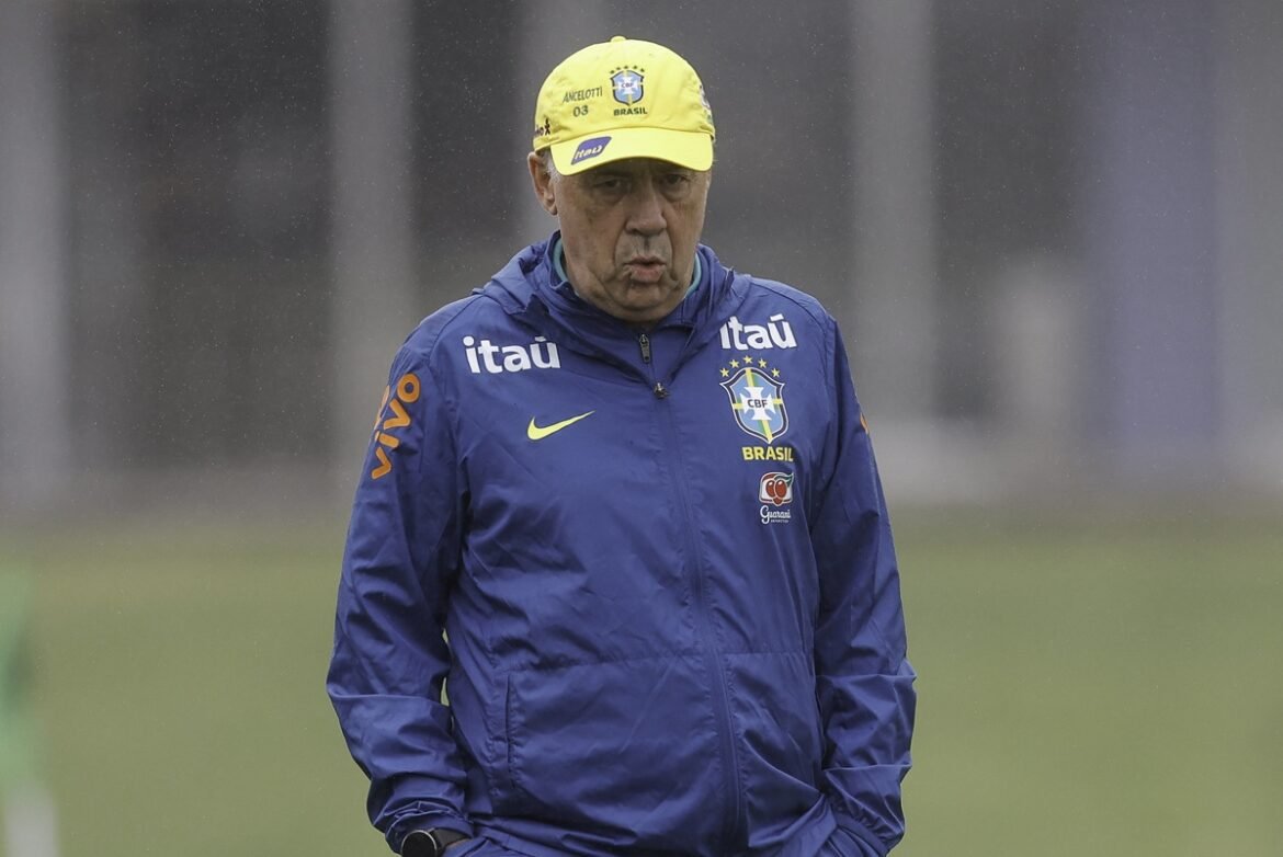 Ancelotti altera equipe e destaca dupla que passou pelo Flamengo em treino para enfrentar a Bolívia.
