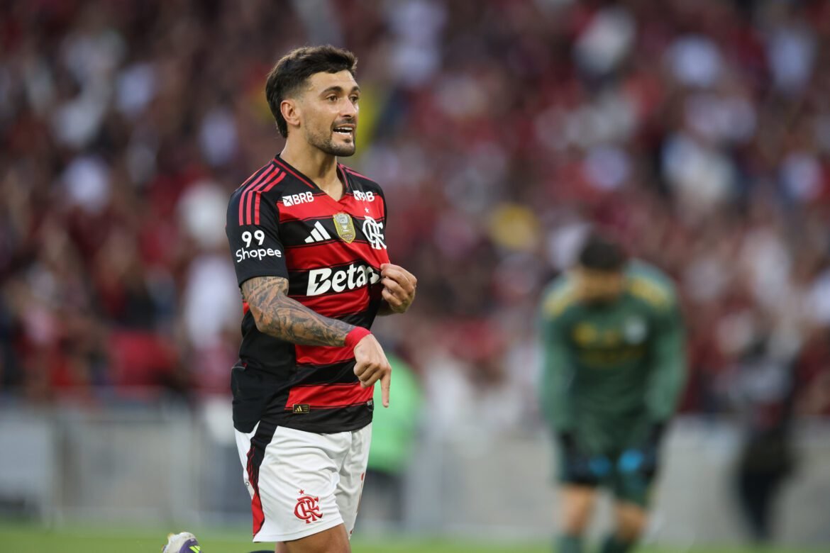 Arrascaeta é reconhecido como o melhor jogador do Brasileirão em agosto e compartilha imagem do troféu nas redes sociais.