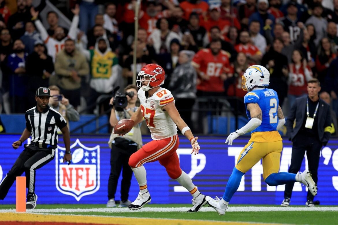 Astro da NFL movimenta as redes sociais ao imitar comemoração de ex-jogador do Flamengo.
