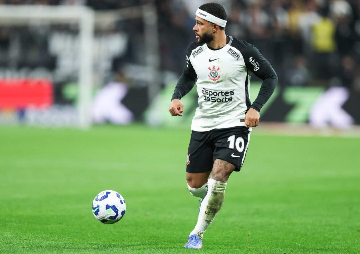 Corinthians define futuro de Memphis Depay em confronto contra o Flamengo; confira provável escalação.