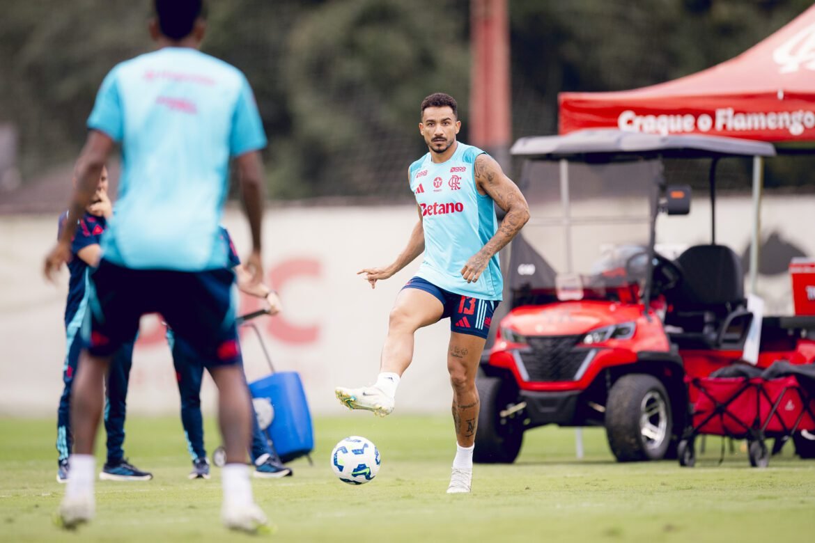 Danilo reassume a posição de titular do Flamengo no confronto contra o Juventude.