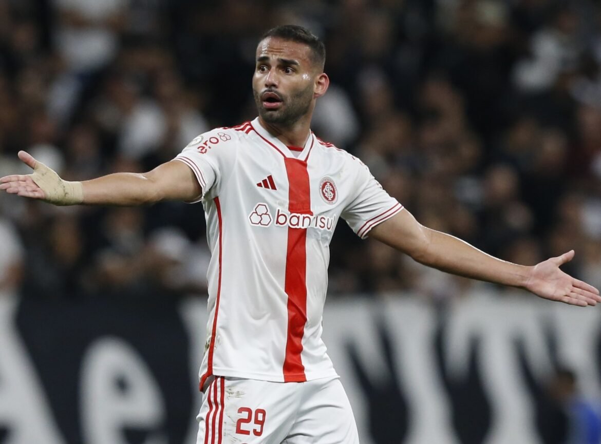 Desconsiderando a dívida com o Flamengo, Internacional processa adversários na Justiça.