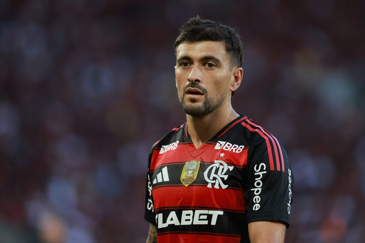 Desfalques do Flamengo: Arrascaeta e outros dois jogadores correm o risco de não enfrentar o Cruzeiro.