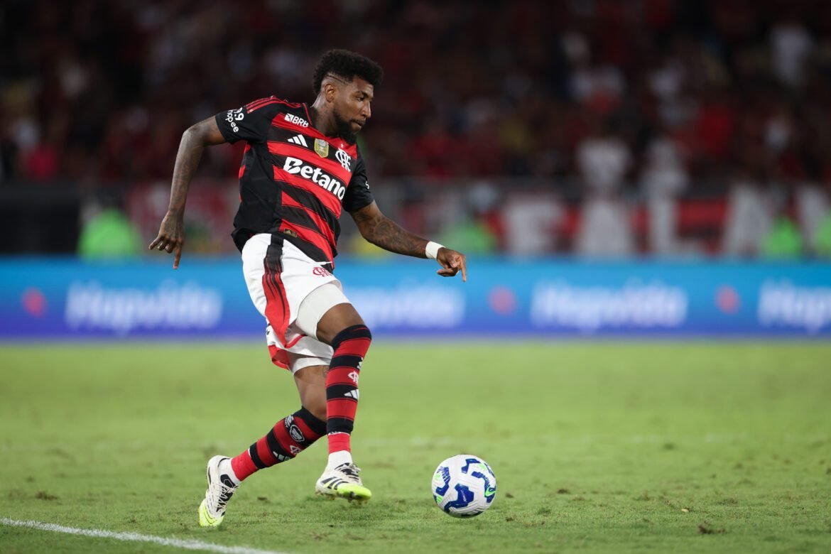 Emerson Royal alegra fãs ao se divertir com o filho Ravi em vídeo.