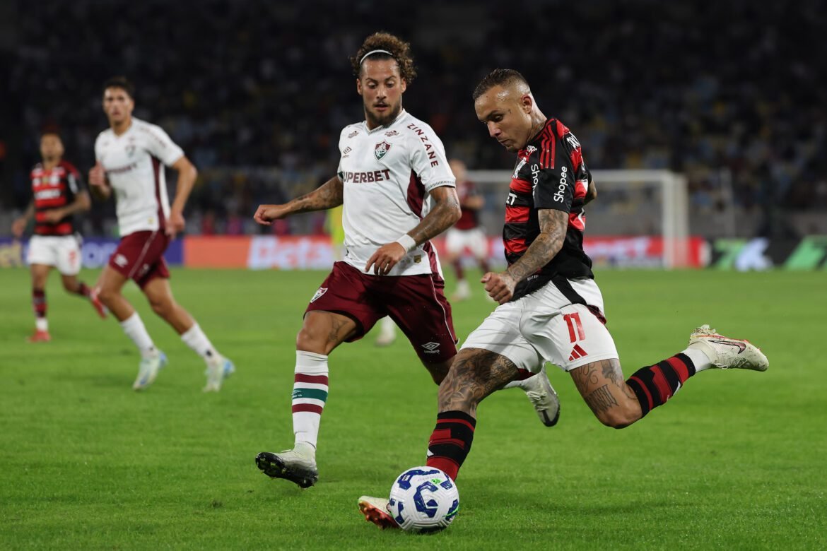 Everton Cebolinha continua nos planos do Grêmio, mas sua saída do Flamengo enfrenta dificuldades.