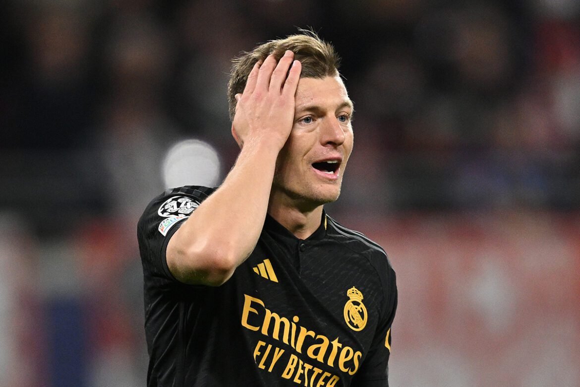 Ex-jogador do Flamengo afirma ter instruído Toni Kroos no início da carreira, e a reação do alemão se torna um fenômeno nas redes sociais.