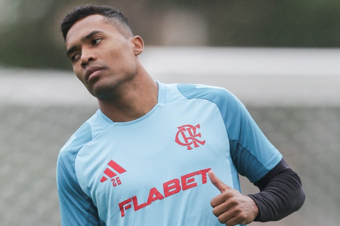 Flamengo anuncia lista de convocados para o duelo contra o Vasco, com Alex Sandro na equipe.