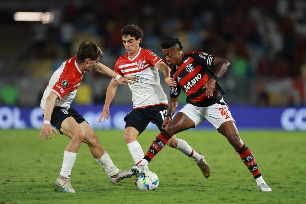 Flamengo, forte fora de casa, enfrenta Estudiantes em momento instável em La Plata.