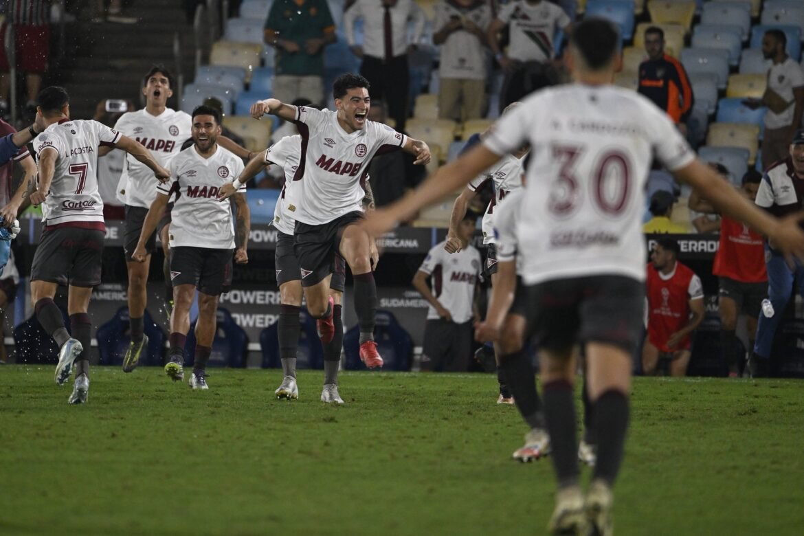 Lanús celebra a eliminação do Fluminense com citação do Flamengo.
