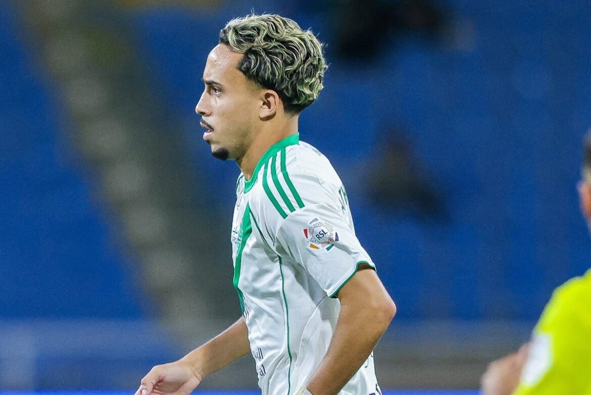 Matheus Gonçalves fornece assistência e quase faz um golaço na vitória do Al Ahli.