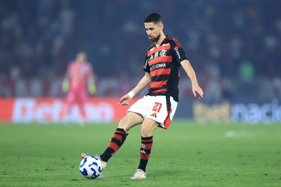 Negrete compartilha foto com Jorginho e novo visual desperta interesse.