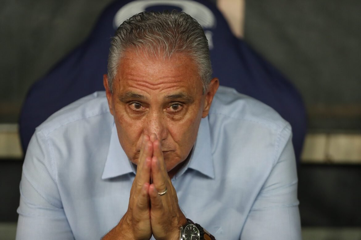 Tite, ex-treinador do Flamengo, pode fechar contrato com seleção que não se classificou para a Copa.