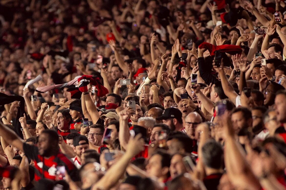 Alemão visita o Maracanã pela primeira vez e se empolga com o gol do Flamengo contra o Racing.