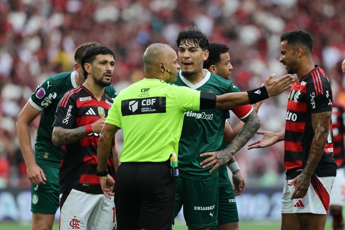 CBF responde às declarações de Gustavo Gómez sobre a arbitragem no jogo Flamengo x Palmeiras.