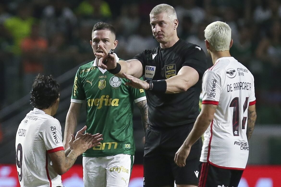 Eric Faria e Felipe Melo propõem mudança drástica na arbitragem do jogo entre Flamengo e Palmeiras.