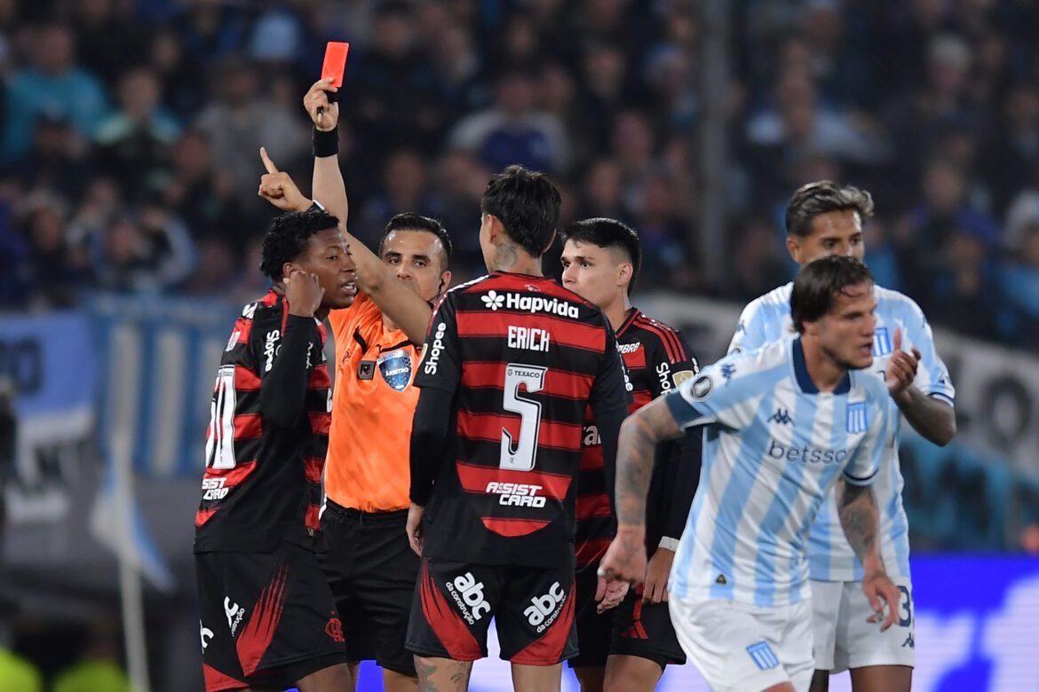 Inacreditável! Mídia argentina desconsidera expulsão injusta de Plata e critica Piero Maza.