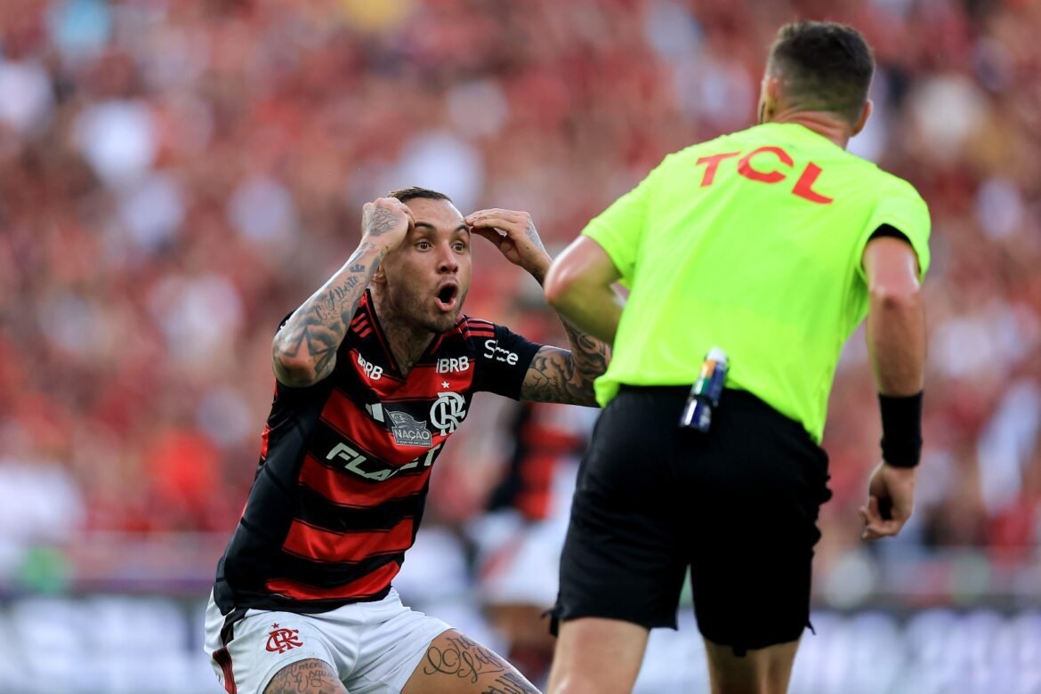 Quantos minutos 'perdidos' cada árbitro fez o Flamengo sofrer no Brasileirão 2025?