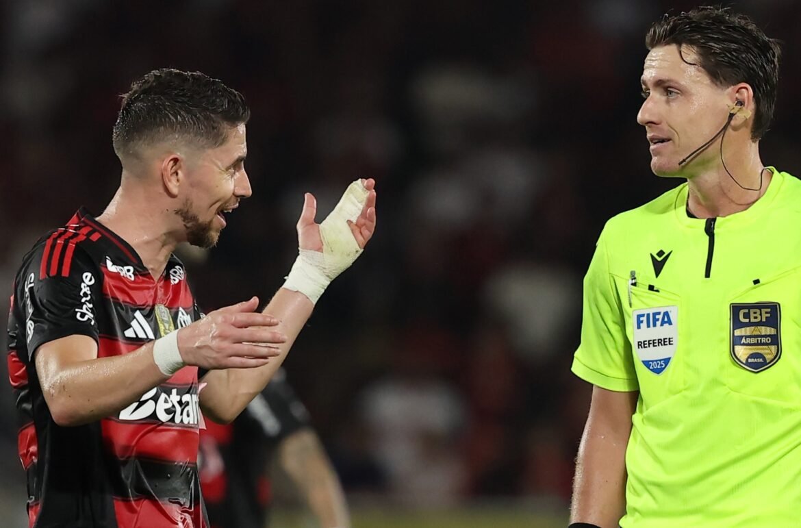 Ramon Abatti Abel é o árbitro que mais interrompeu partidas do Flamengo no Campeonato Brasileiro; confira o ranking dos três primeiros.