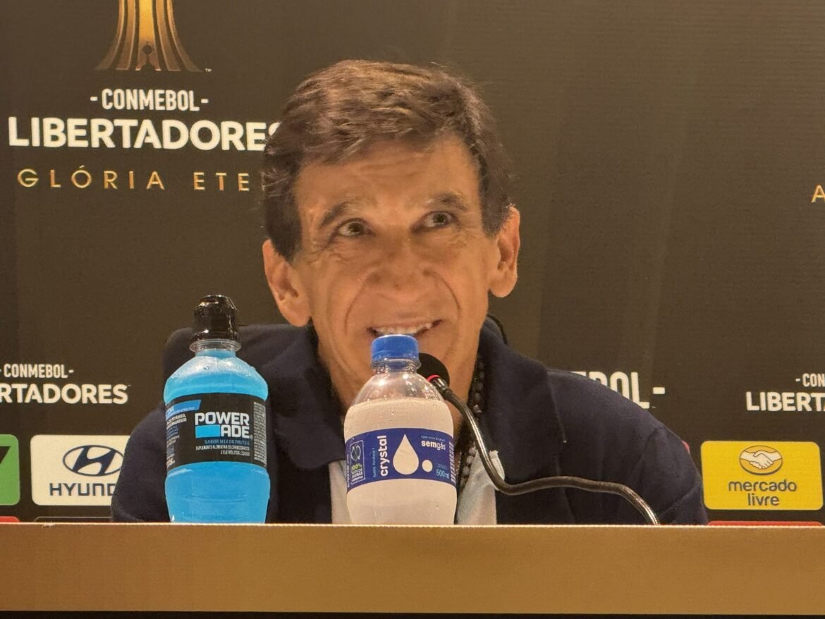 Treinador do Racing elogia Flamengo, mas desconsidera a derrota e promete reviravolta: 'Rumo a Lima'
