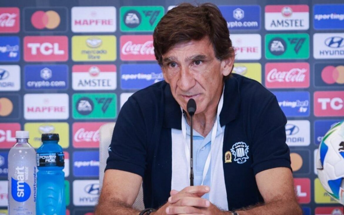Treinador do Racing se mostra desanimado e 'sente o impacto' após eliminação para o Flamengo