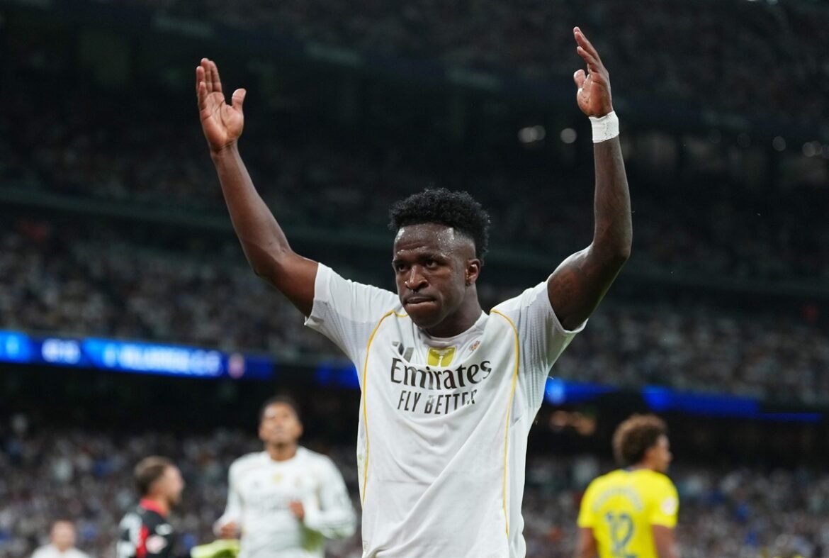 Vini Jr brilha com dois gols, celebra com 'te amo' e garante vitória do Real Madrid sobre o Villarreal na La Liga.