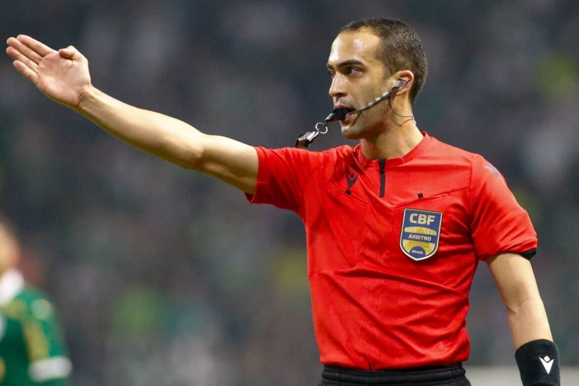 Árbitro destacado por permitir o jogo fluir é convocado para a partida.