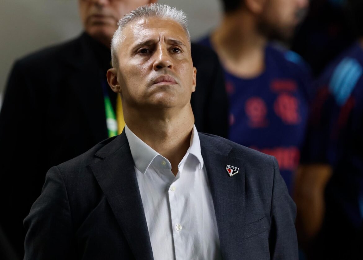 Crespo exalta o Flamengo e comemora o empate.