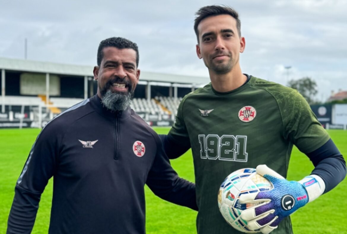 Goleiro César, ex-Flamengo, assina contrato com time inesperado em Portugal.