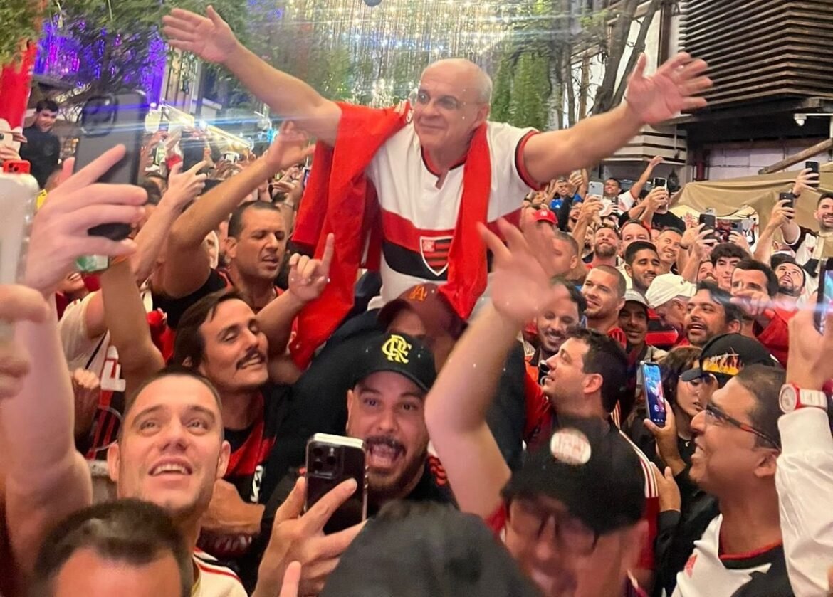 Torcida do Flamengo leva Bandeira de Mello em Lima e antecipa final contra o Palmeiras.