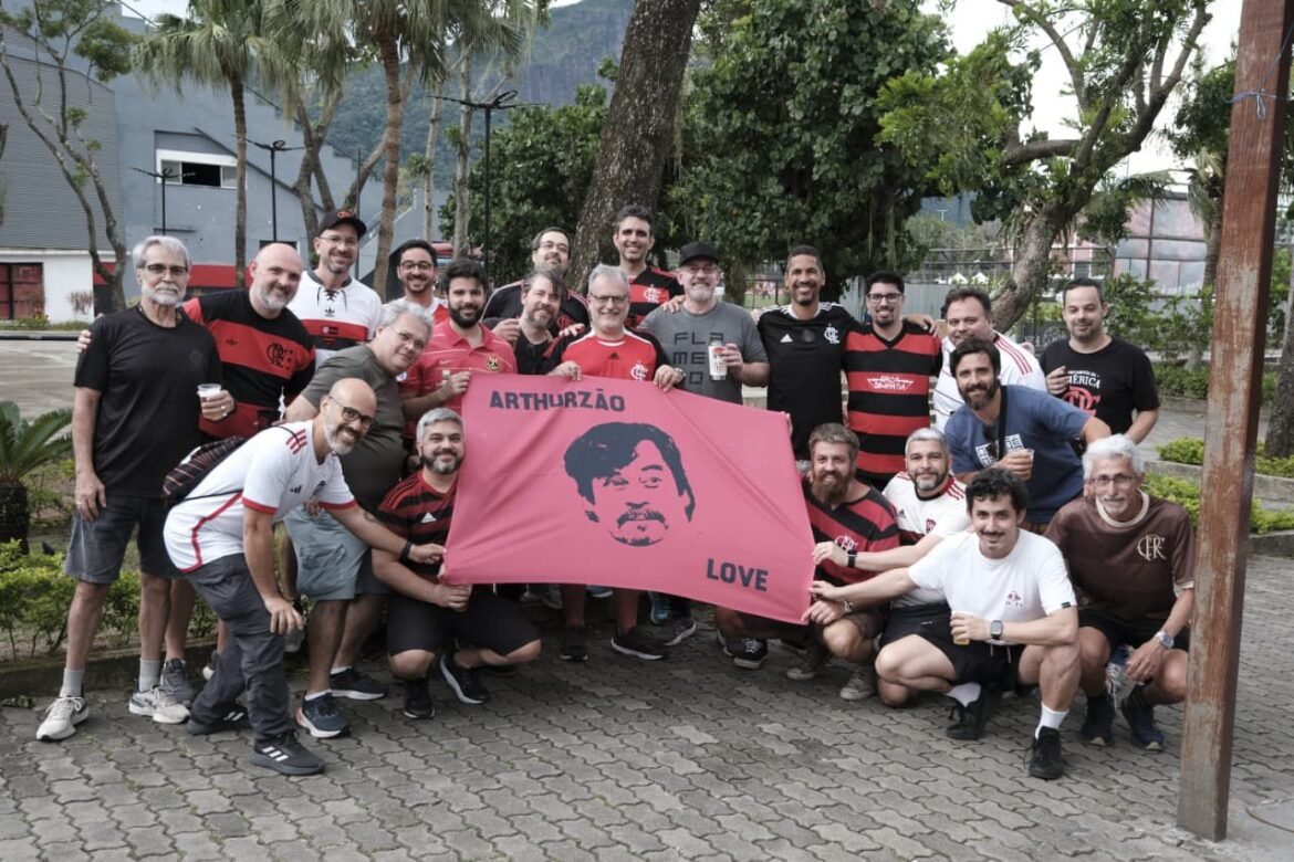 Torcida do Flamengo presta homenagens a escritor durante corrida, no estádio e no clube