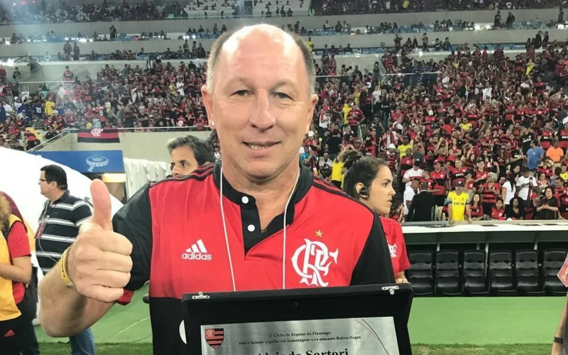 Alcindo convida fãs do Flamengo para um encontro com fotos e autógrafos.